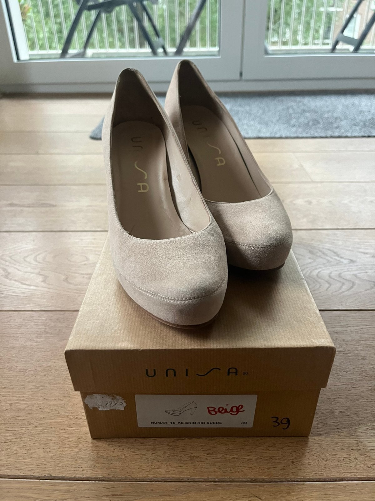 Unisa hakken 39 numar 15 suede, Pumps, Beige, Ophalen of Verzenden, Zo goed als nieuw