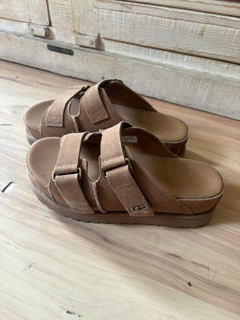 Nieuw originele slippers van Ugg mt 39, Slippers, Bruin, Nieuw, Ophalen of Verzenden