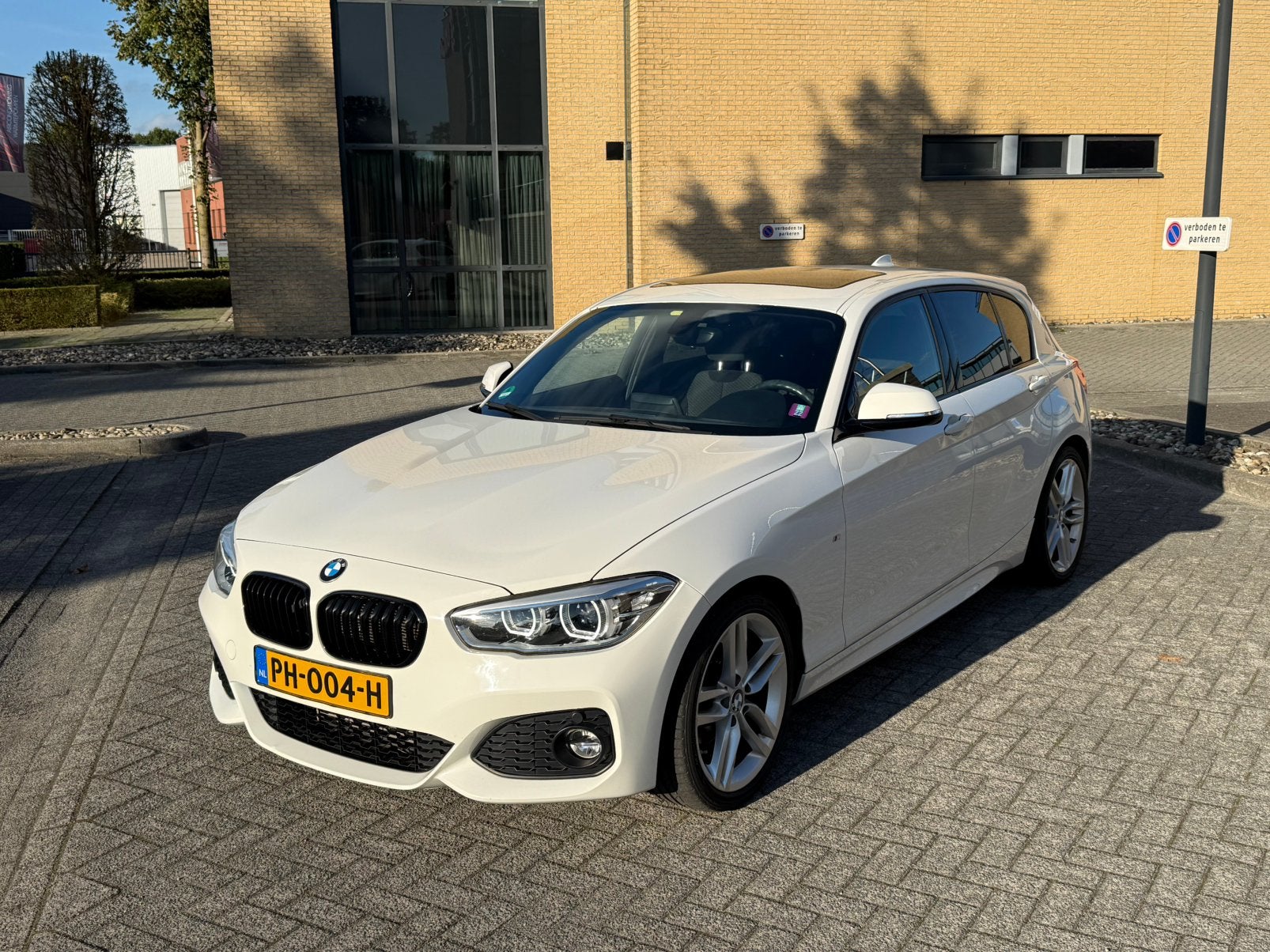 BMW 1-Serie 118i M-Sport 160pk Aut 2017 schuifdak trekhaak, Auto's, 1295 kg, Wit, Origineel Nederlands, Particulier