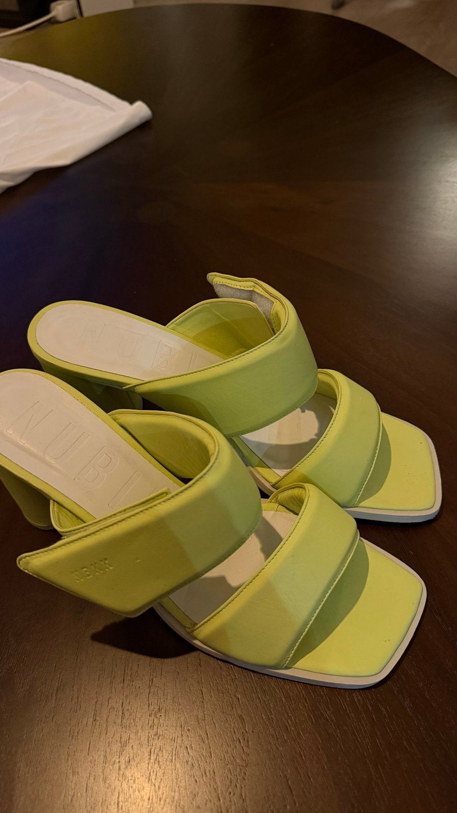 Nubikk - Neon Gele Muiltjes met Blokhak - Maat 40, Kleding | Dames, Geel, Gedragen, Sandalen of Muiltjes, Ophalen of Verzenden