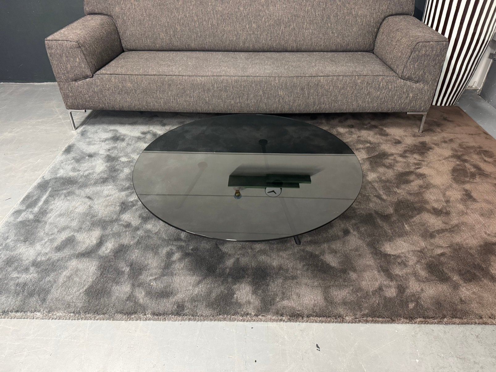 Showroommodel Beek Maupertuus salontafel | ø110 grijs glas, Huis en Inrichting, Ophalen, Rond, Nieuw, Glas