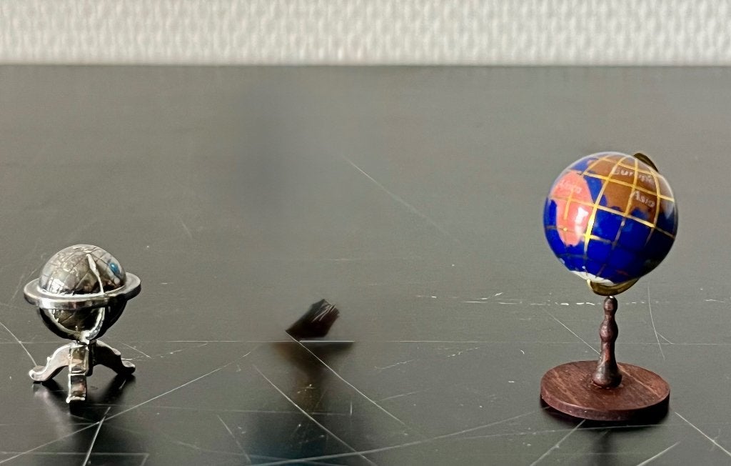 mini (poppenhuis) globes, 2 stuks., Antiek en Kunst, Curiosa en Brocante, Ophalen of Verzenden