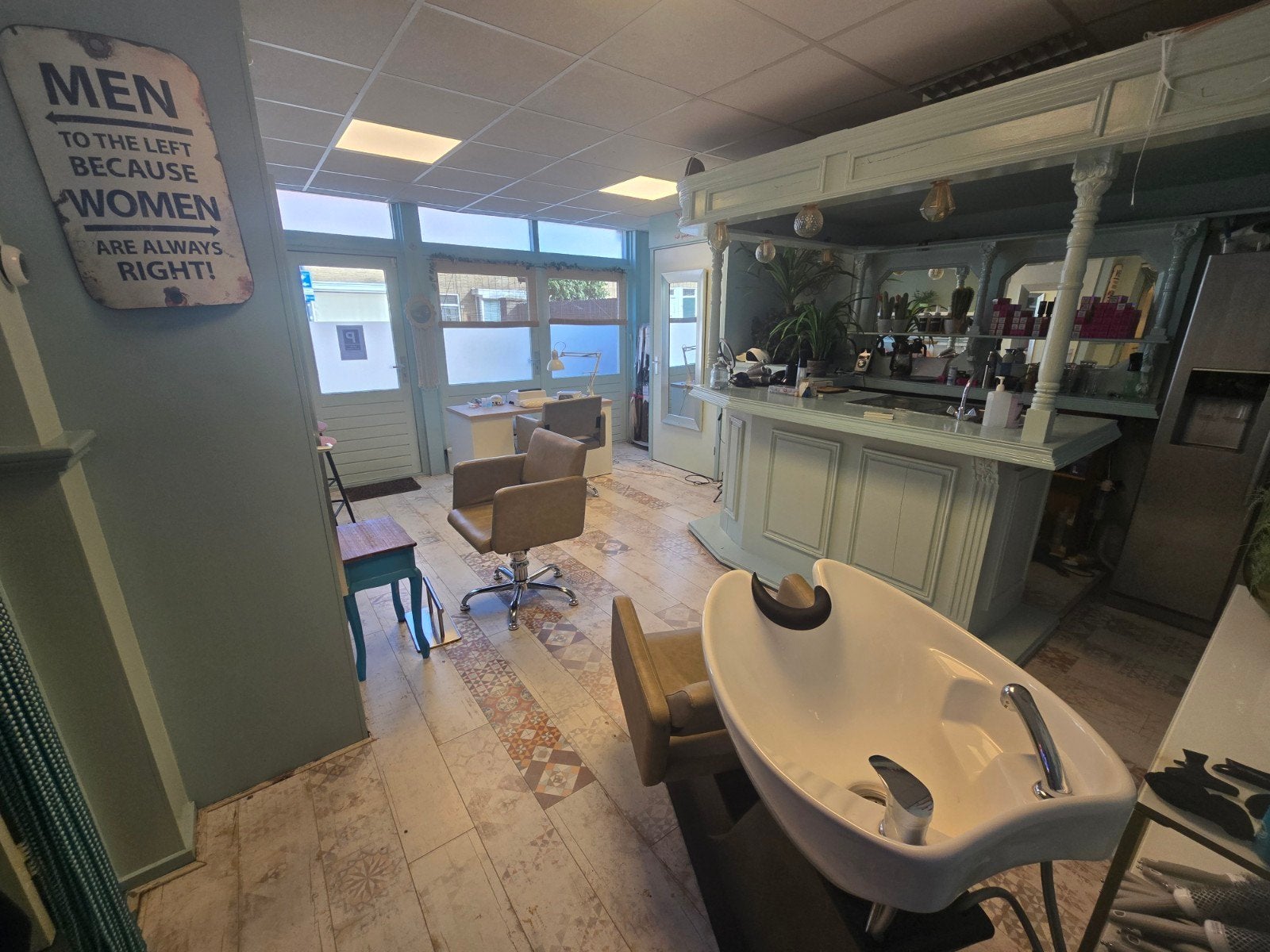 te huur complete kapsalon Eindhoven 2 stoelen 1 wasbak, 25 m², Huur, Bedrijfsruimte