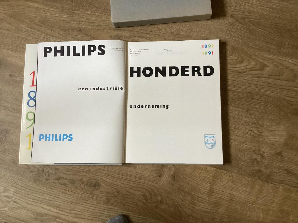 Boek Philips 100 jaar jubileum, Ophalen of Verzenden, Zo goed als nieuw