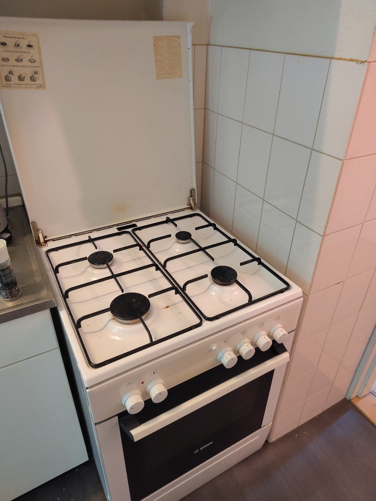 Bosch gasfornuis met oven en gasslang, Witgoed en Apparatuur, Fornuizen, Gebruikt, Vrijstaand, Gas, 4 kookzones, 85 tot 90 cm