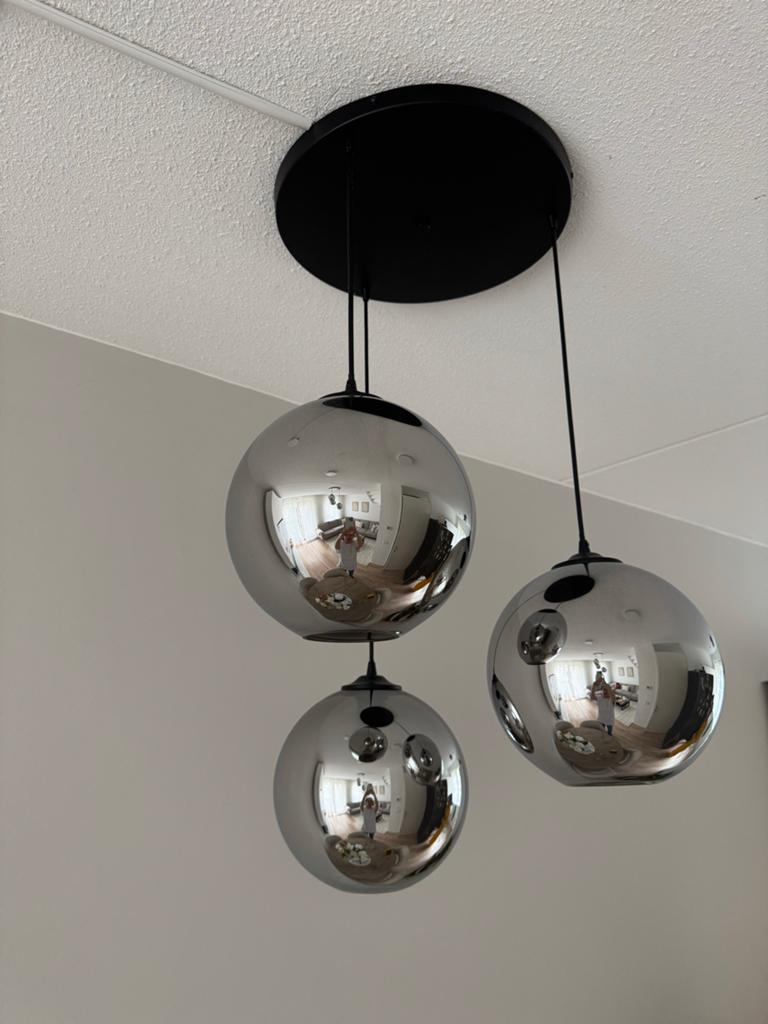 Moderne hanglamp met 3 spiegelende bollen, Huis en Inrichting, Lampen | Hanglampen, Ophalen, Zo goed als nieuw, Glas, 75 cm of meer