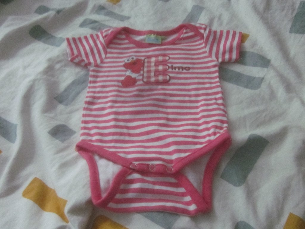 Nieuw fuchsia/wit/rood rompertje Baby Elmo Sesamstraat 74/80, Kinderen en Baby's, Nacht- of Onderkleding, Sesamstraat, Meisje