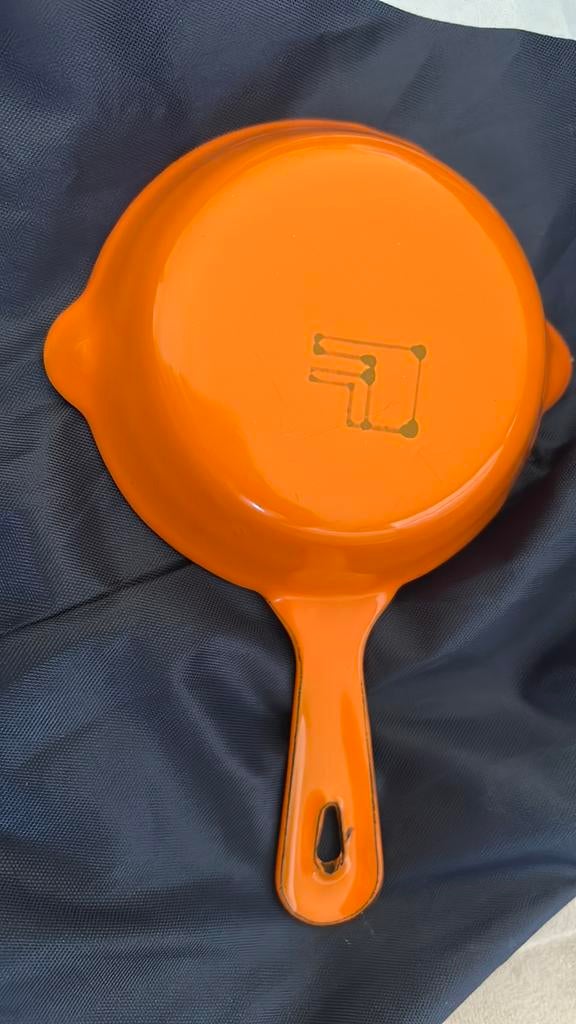 mini pan van emaille jaren 50 Cousances (by Le Creuset)., Huis en Inrichting, Verzenden, Zo goed als nieuw, Gietijzer, Koekenpan of Braadpan