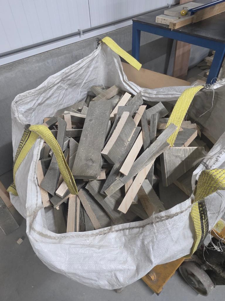 Rest hout voor kachel of vuurkorf afhalen op afspraak, Tuin en Terras, Minder dan 3 m³, Ophalen, Overige houtsoorten, Blokken