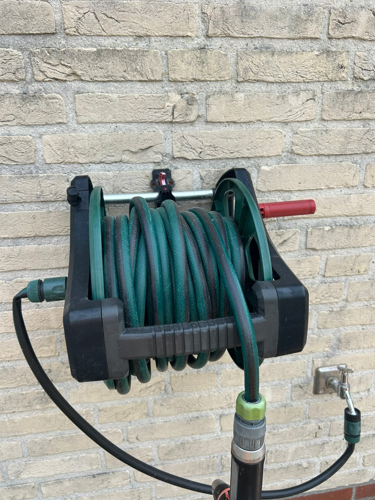 Tuinslang ca 20 meter voor aan muur/ makkelijk afneembaar, Ophalen of Verzenden, Zo goed als nieuw, Tuinslang