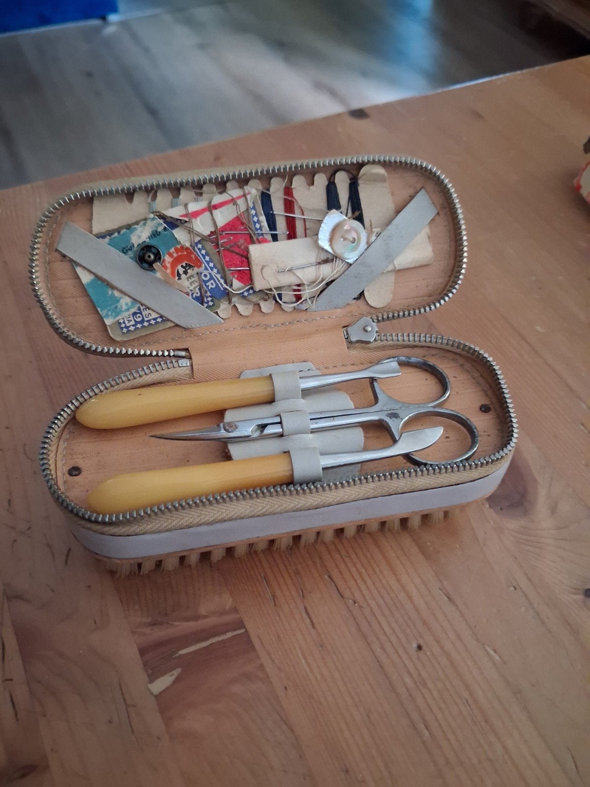 Reisset. Manicureset en naaiset met kledingborstel., Ophalen of Verzenden