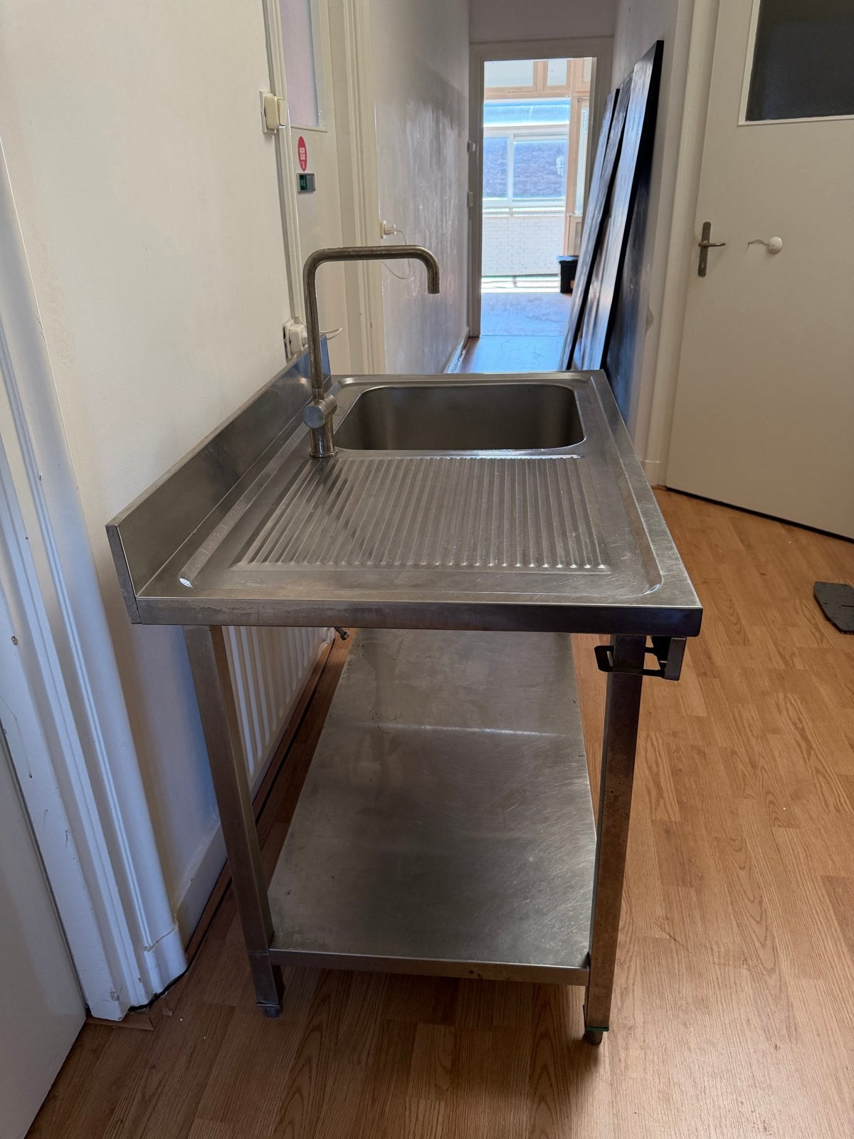 RVS spoeltafel met kraan en onderblad, Zakelijke goederen, Horeca | Keukenapparatuur, Ophalen of Verzenden, Gebruikt, RVS Meubilair
