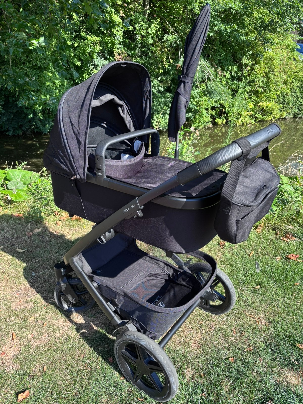 Joolz Geo³ Zwart – Complete en nette kinderwagen, Kinderen en Baby's, Kinderwagens en Combinaties, Zo goed als nieuw, Verstelbare duwstang