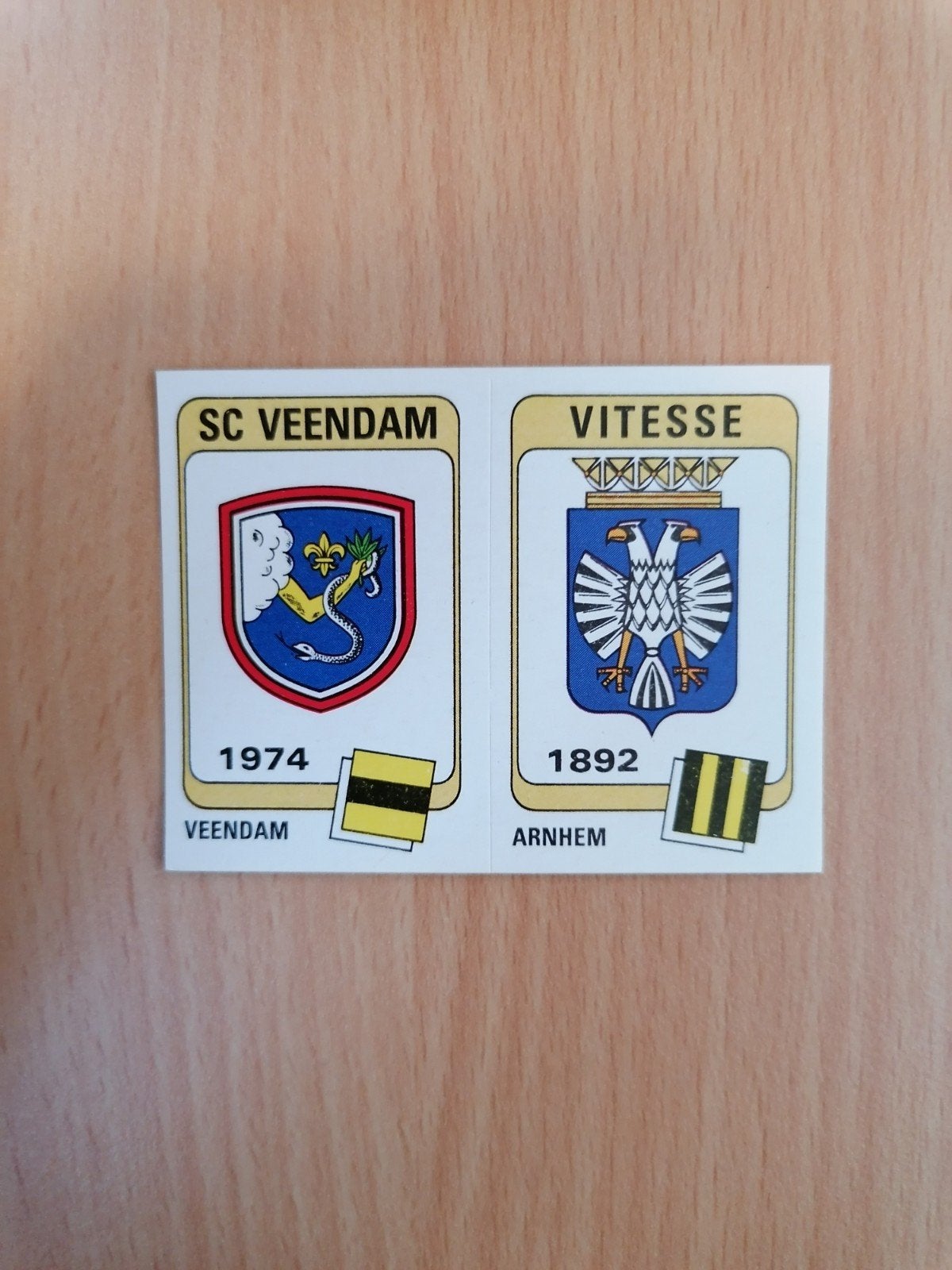 Panini Voetbal 84 #332 SC Veendam en Vitesse embleem., Ophalen of Verzenden, Zo goed als nieuw, Plaatje