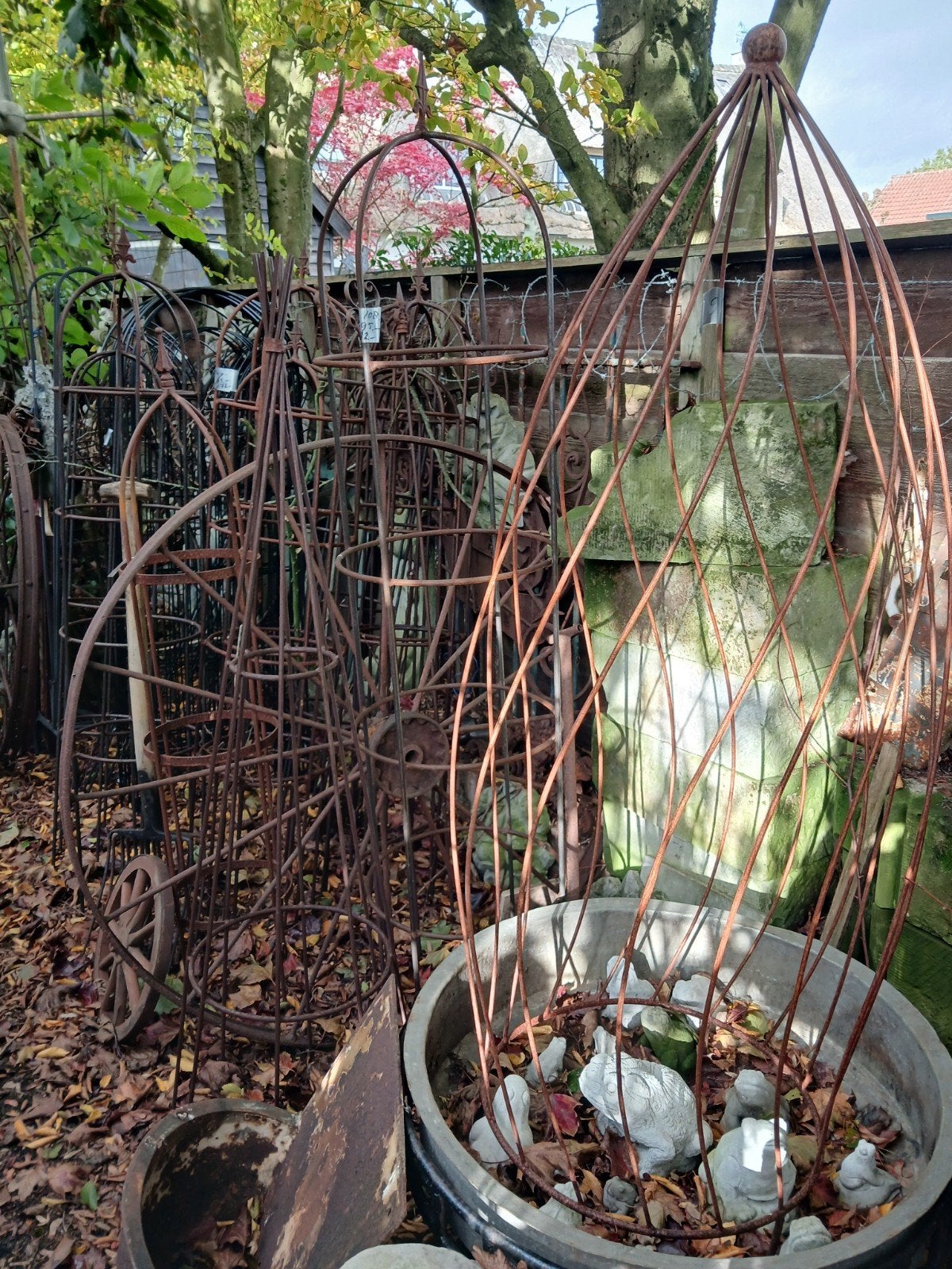Diverse metalen geroeste tuinornamenten en plantensteunen, Ophalen