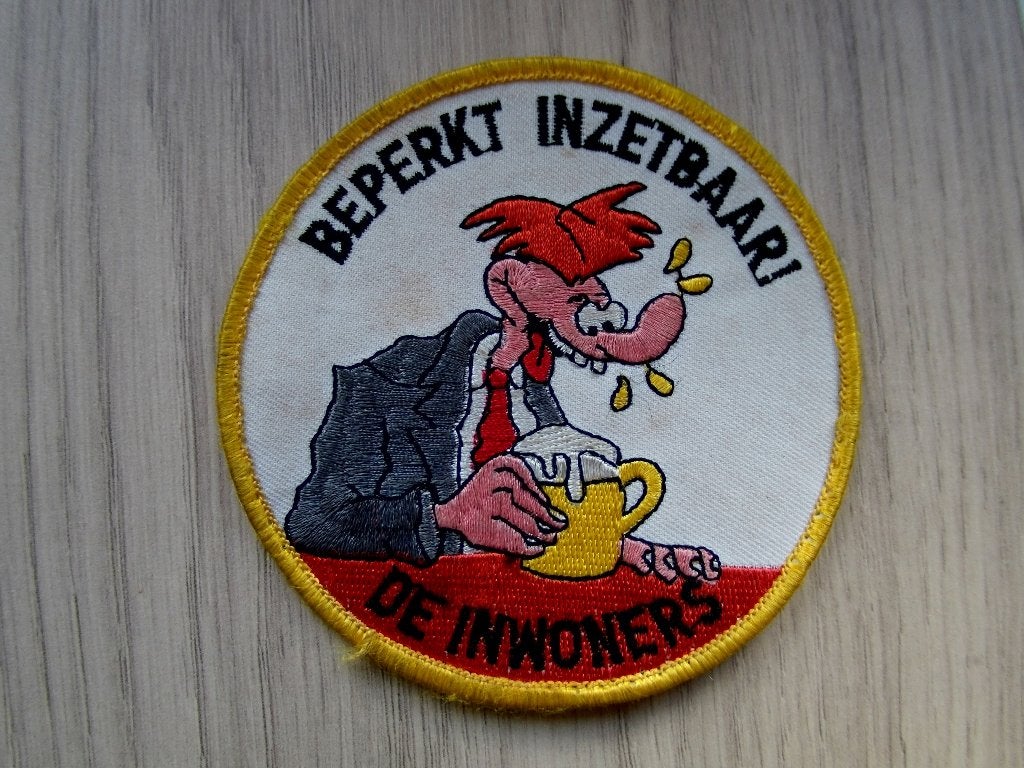 Patch RNLAF Vlb Leeuwarden 'Beperkt inzetbaar - de inwoners', Verzamelen, Verzenden, Luchtmacht, Nederland, Embleem of Badge