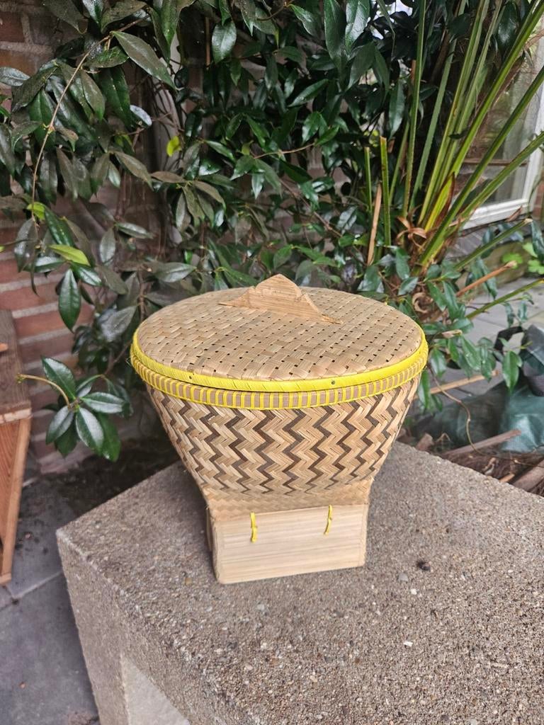 Decoratieve rieten mand met deksel - Geel accent, Ophalen of Verzenden