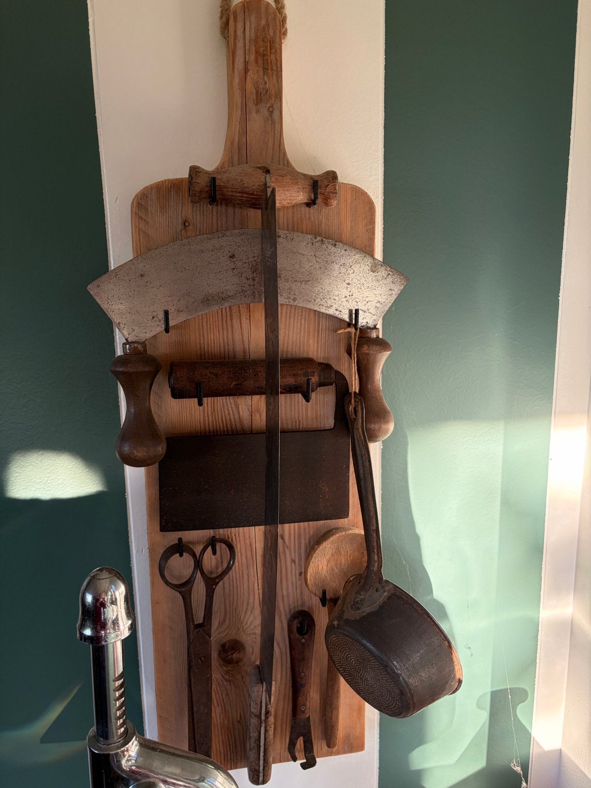 Antieke Slagersgereedschap op Houten Bord - Decoratief, Ophalen of Verzenden