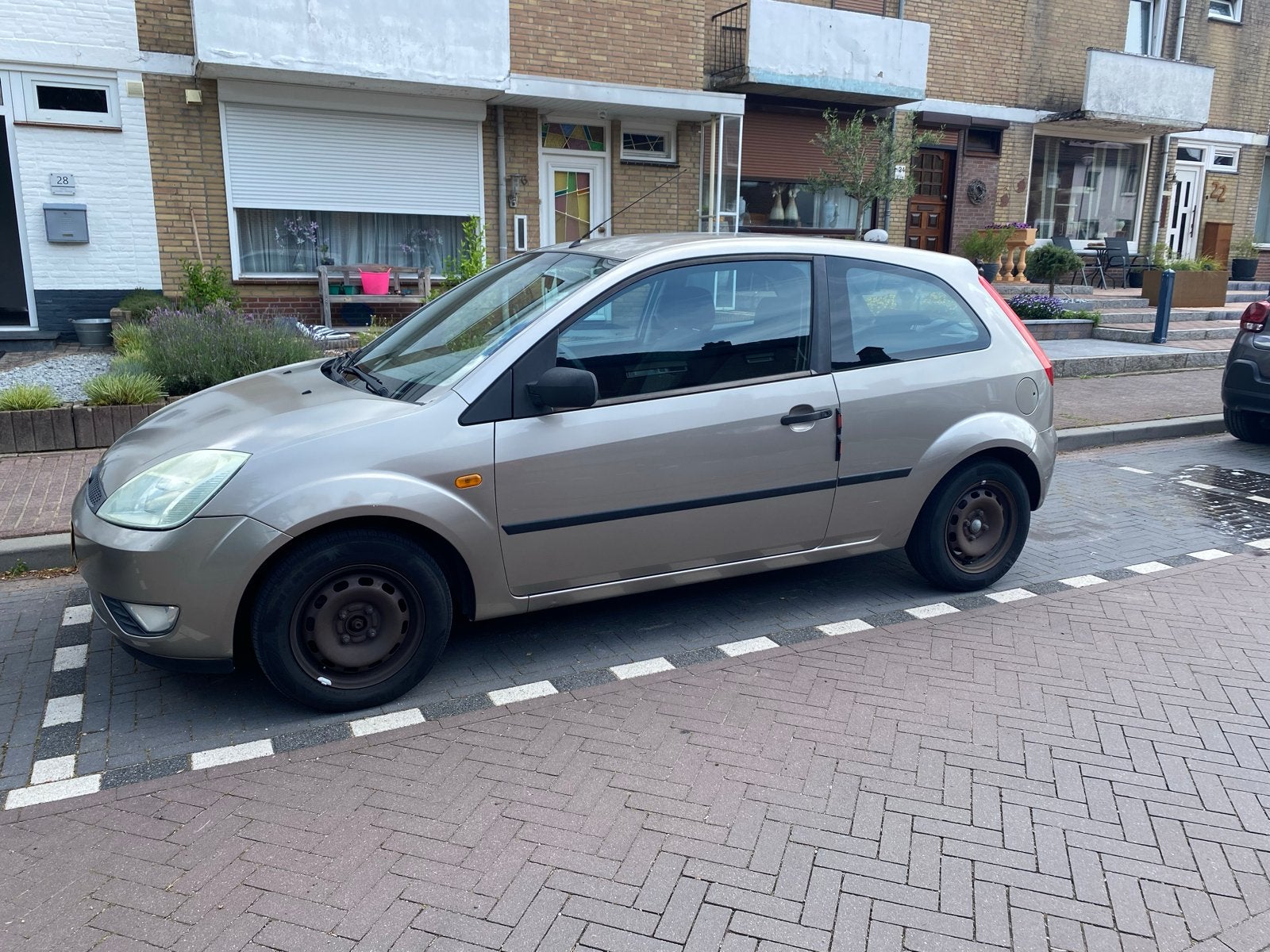Ford Fiësta 1.4 16V 3DR 2004 Grijs, Voorwielaandrijving, 40 €/maand, 4 cilinders, 995 kg