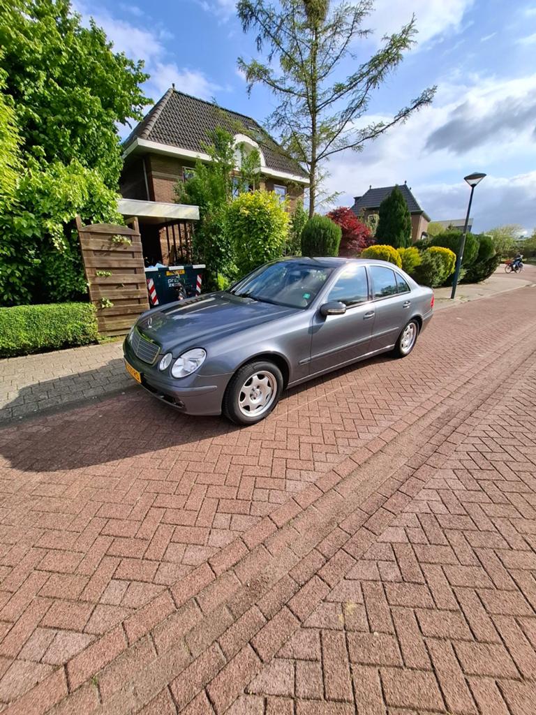 Mercedes-Benz E-Klasse 1.8 E200 Kompressor Sedan 2004 Grijs, Auto's, Mercedes-Benz, Achterwielaandrijving, 4 cilinders, 1796 cc