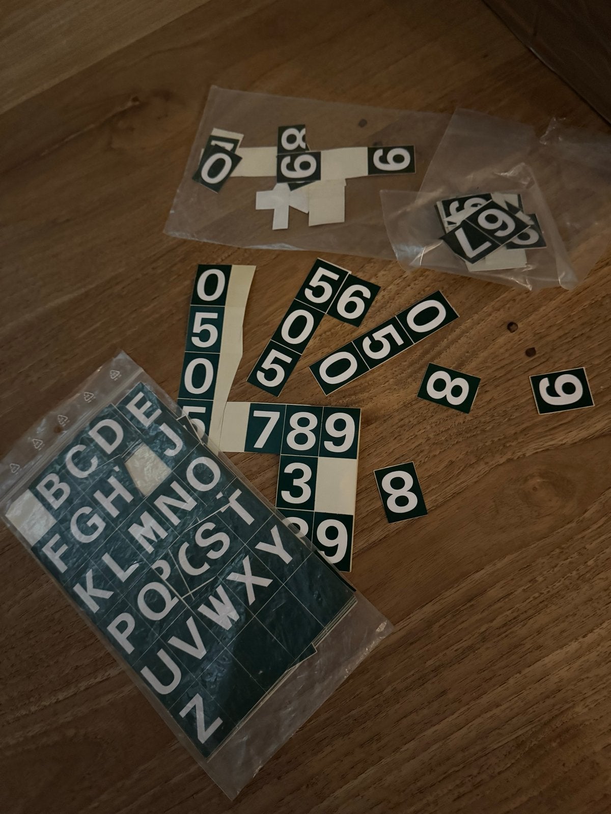 Plakletters of cijfers voor de ouderwetse groene brievenbus, Ophalen of Verzenden, Gebruikt, Kunststof