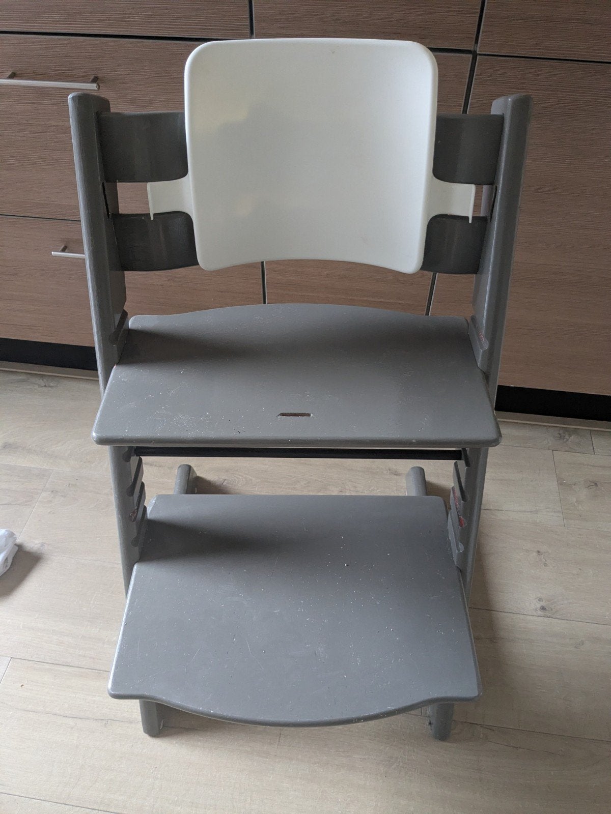 Stokke Tripp Trapp meegroeistoel grijs met witte rugleuning, Gebruikt, Aanschuifbaar, Postboks 707, 6001 Ålesund, Noorwegen, Stokke AS