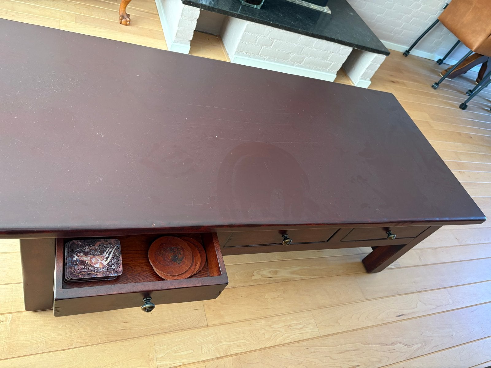 Massief houten salontafel met 3 lades, Ophalen, Gebruikt, 100 tot 150 cm, 50 tot 100 cm