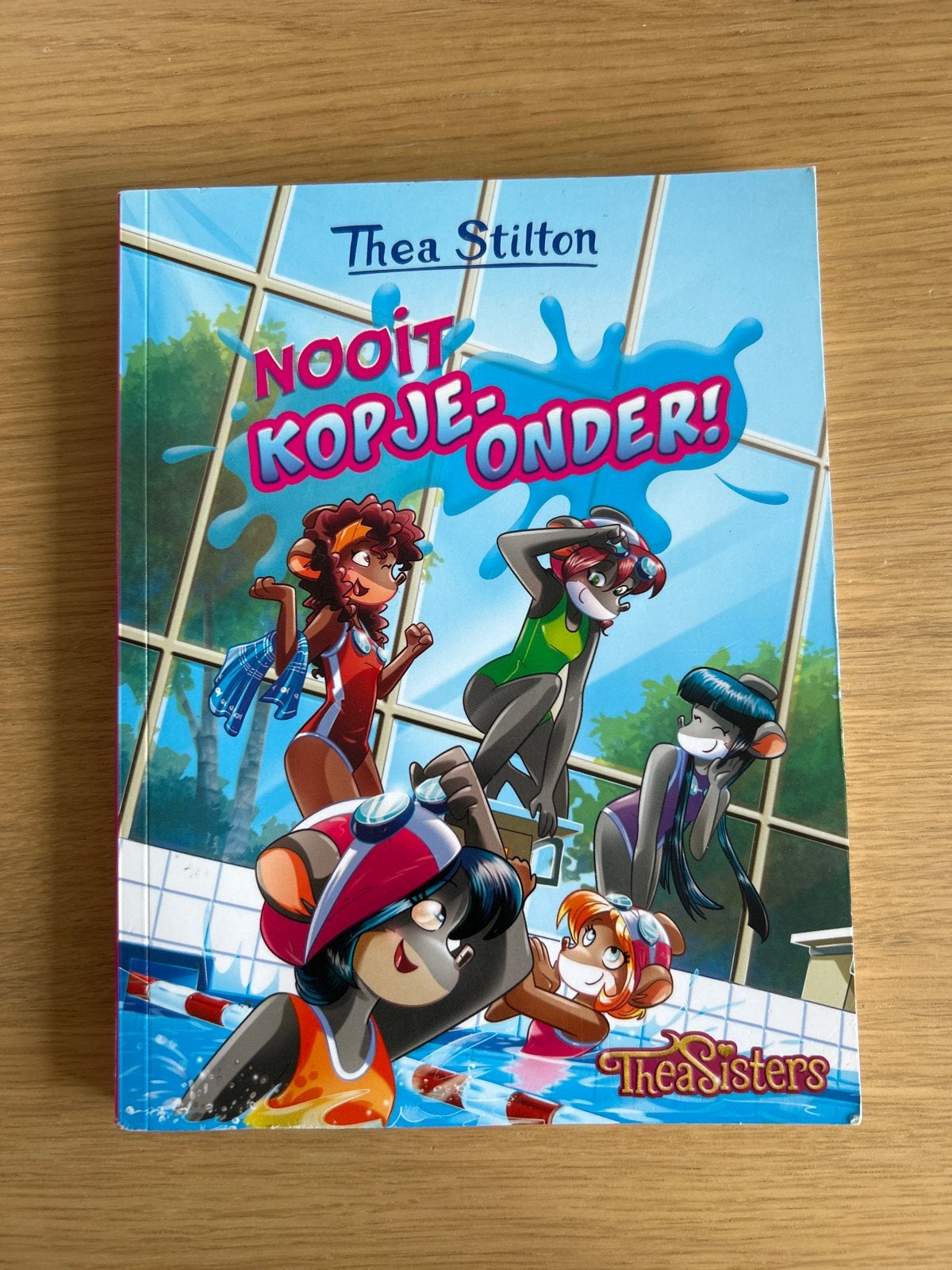 Thea Stilton - Nooit kopje-onder! (Thea Sisters), Boeken, Ophalen of Verzenden, Zo goed als nieuw, Fictie