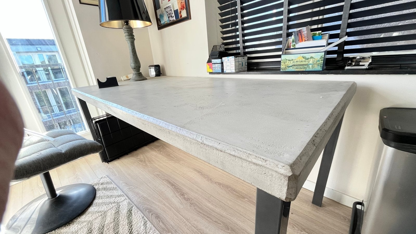 Gratis! betonlook Xooon tafel (Toro) met metalen onderstel, Ophalen, Gebruikt, 50 tot 100 cm, Vier personen