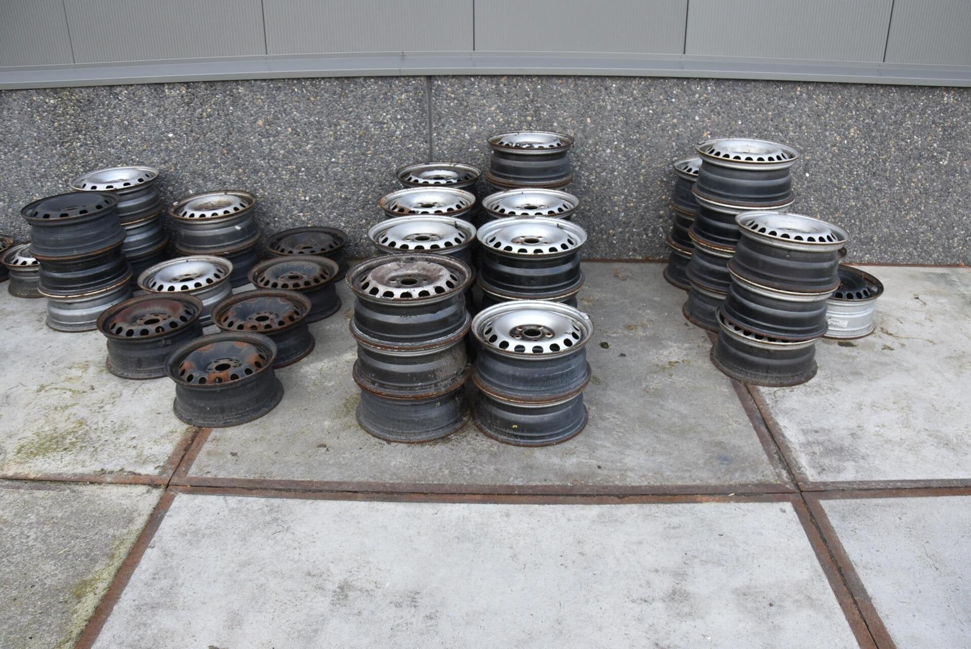 Stalen velgen set volkswagen transporter caddy opel vivaro, Auto's, Bestelauto's, Stof, Gebruikt, 4 cilinders, 3000 kg