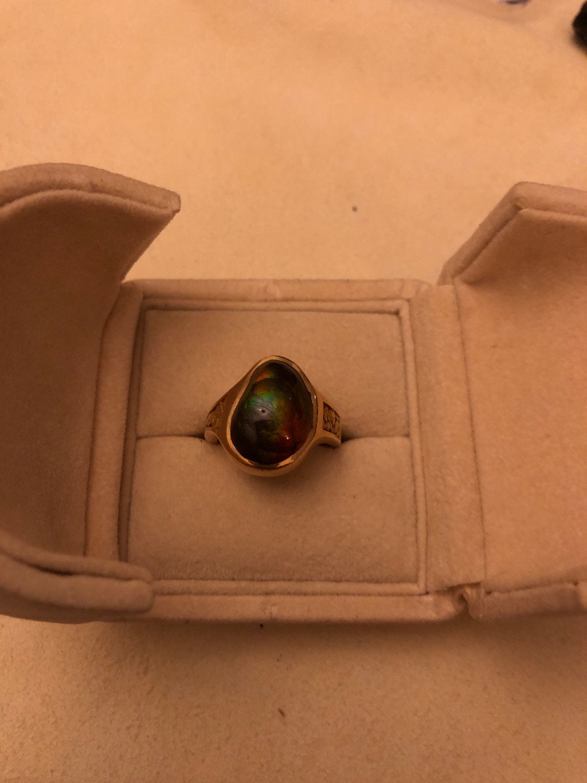 Gouden ring met donkere Opaal edelsteen, Ophalen of Verzenden, Goud, Ring, Met edelsteen