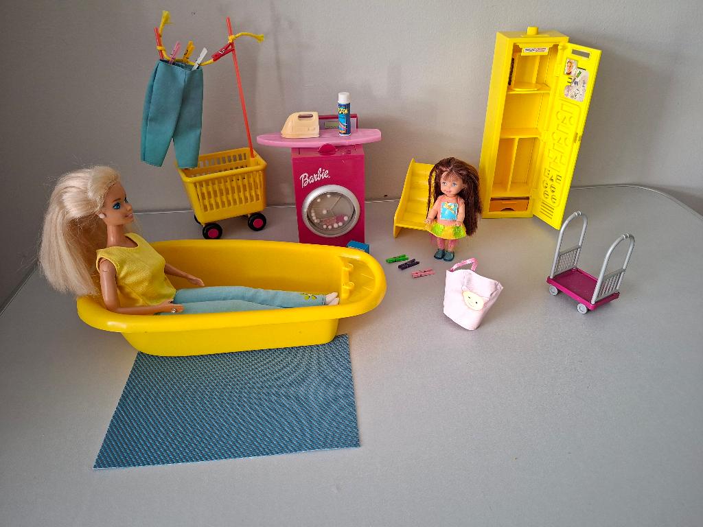 barbie en shelly met badkamer en wasmachine, Ophalen of Verzenden, Gebruikt, Barbie