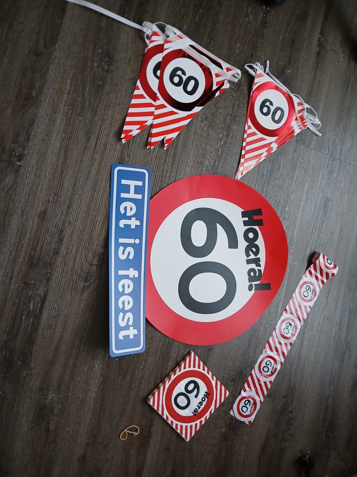 Feestversiering 60 jaar: Slingers, lint, bord en servetten, Ophalen of Verzenden, Versiering, Verjaardag