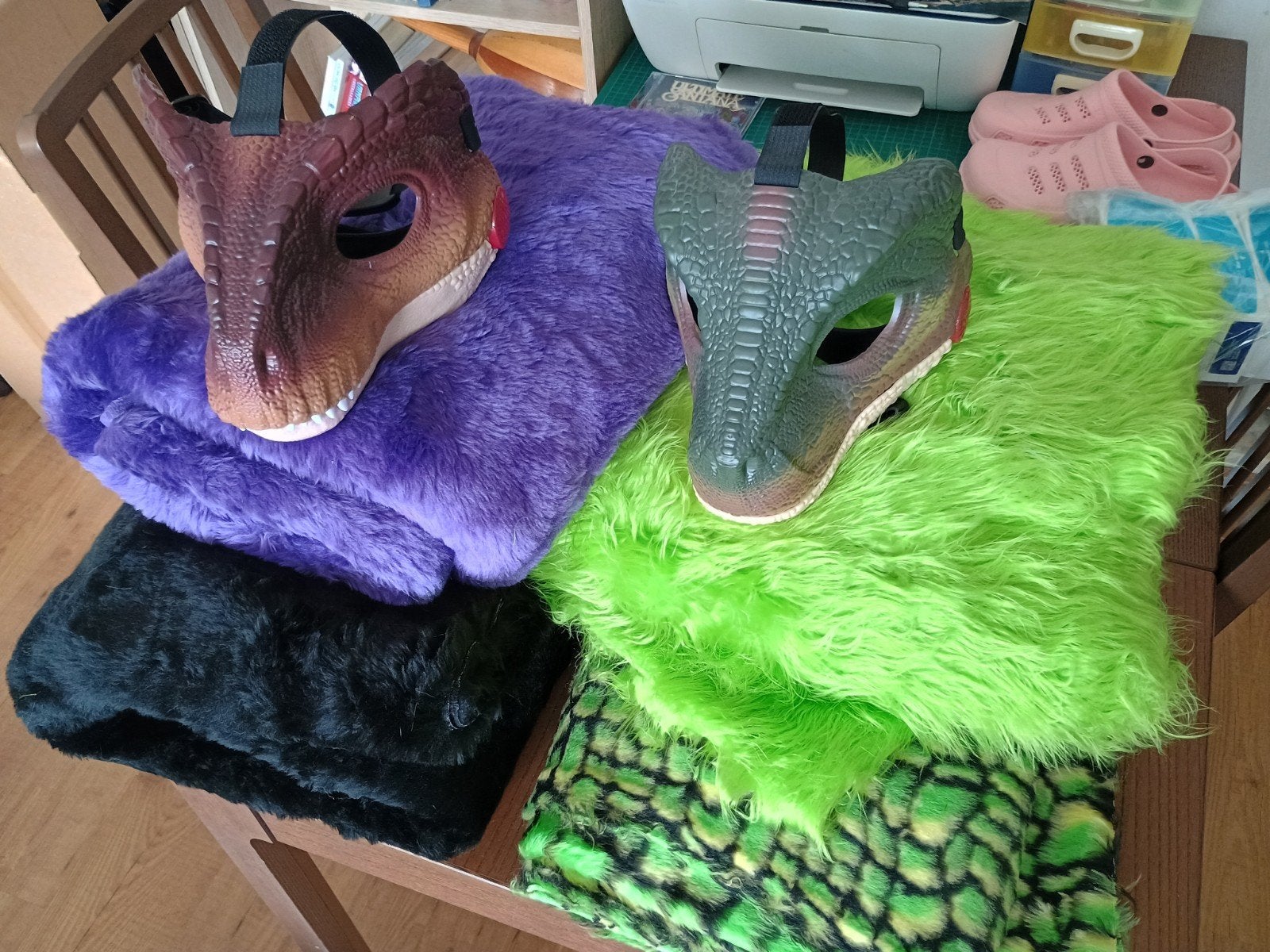 Furry 2 Dinomasks DIY + 4 meters fur, Hobby en Vrije tijd, Ophalen of Verzenden, Nieuw, Overige typen