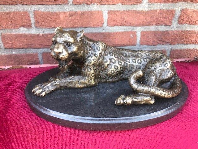 bronzen beeld, rustend jachtluipaard, Ophalen of Verzenden, Gemerkt, Brons, Beeld