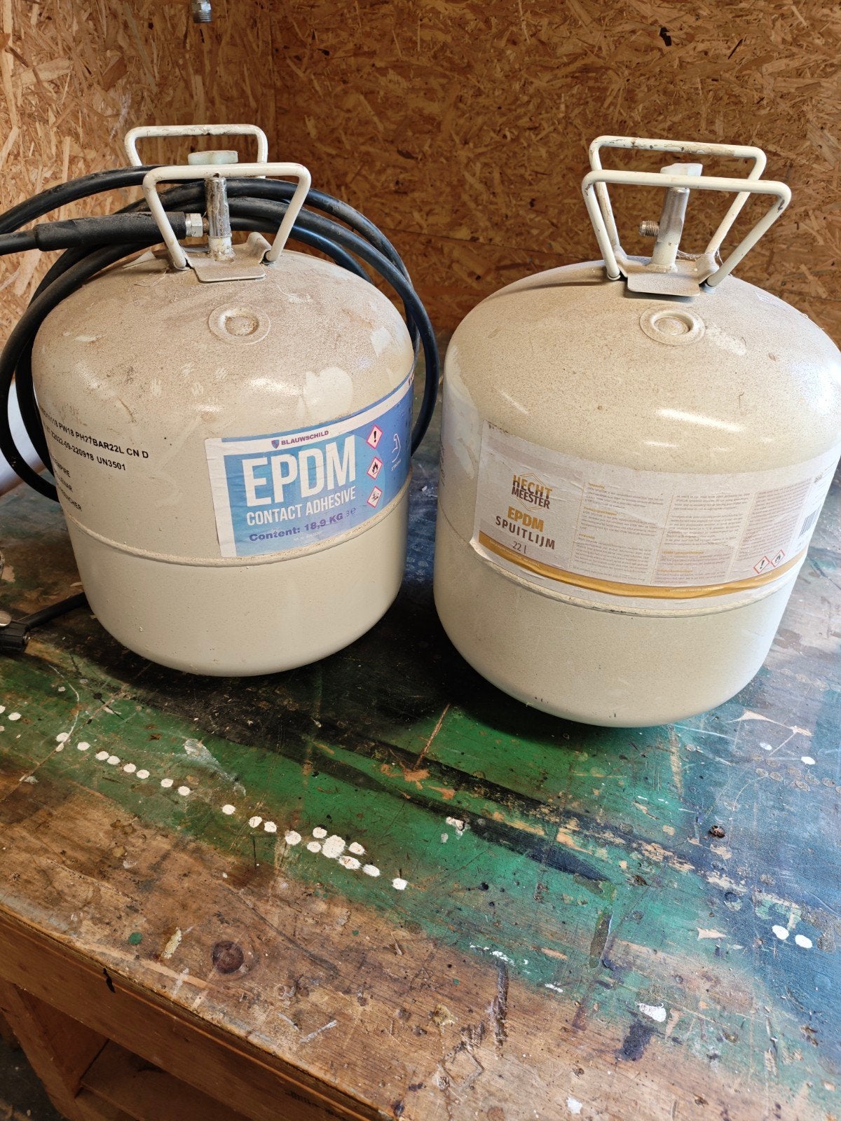 EPDM Contactlijm en Spuitlijm - 2x 15kg/22L bussen, Ophalen, Gebruikt