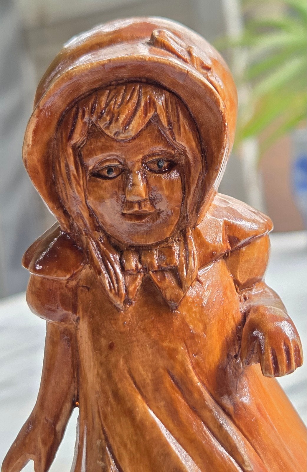 Handgesneden houten beeldje – Meisje met kapje, Antiek en Kunst, Kunst | Beelden en Houtsnijwerken, Ophalen of Verzenden, Hout