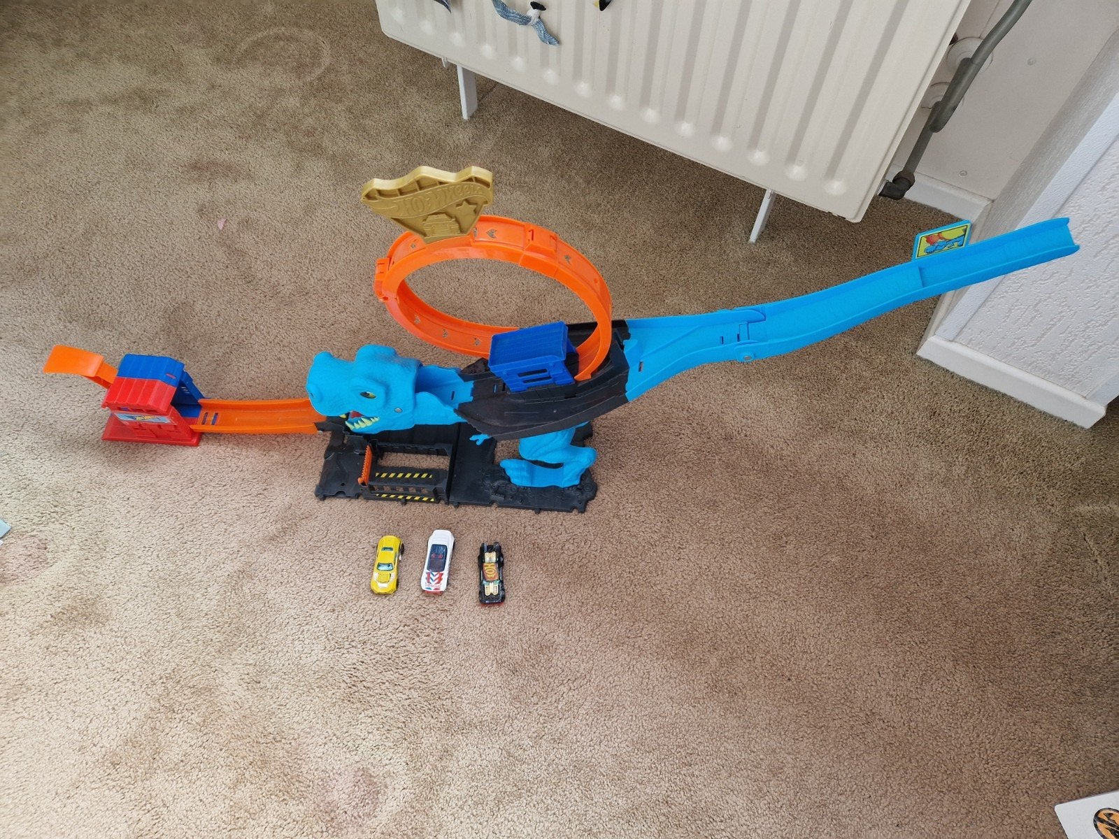 Hot Wheels T-Rex Chomp Down Baan met 3 auto's, Ophalen of Verzenden, Zo goed als nieuw