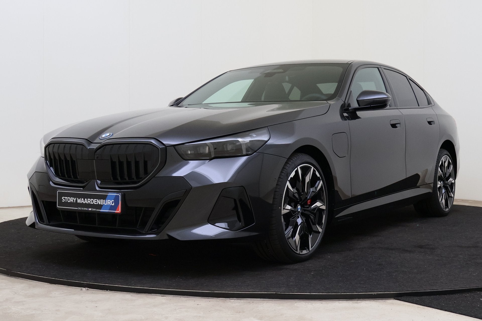 BMW 5 Serie Touring 550e xDrive M Sport Automaat / Panoramad, Auto's, Automaat, Dealer onderhouden, Zwart, Leder