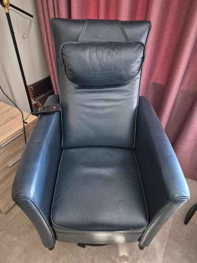 Fauteuil, donkerblauw leer, met sta-op-functie, Ophalen, Zo goed als nieuw, 50 tot 75 cm, Leer