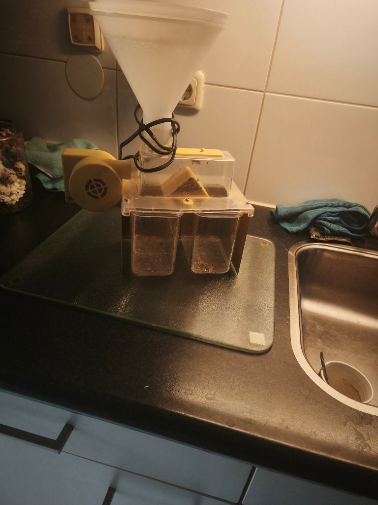 vogelvoer koffermolen, 5 maand oud zgan., Ophalen, Zo goed als nieuw, Eten en Drinken