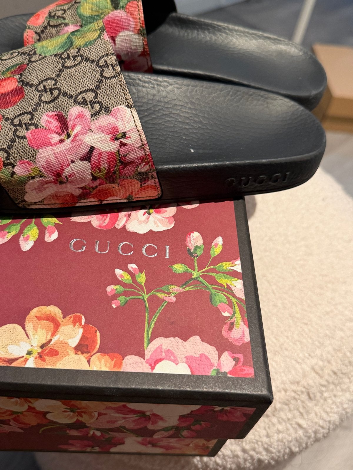 Gucci Flora Slides - Zo goed als nieuw, Ophalen of Verzenden, Zo goed als nieuw, Zwart, Slippers