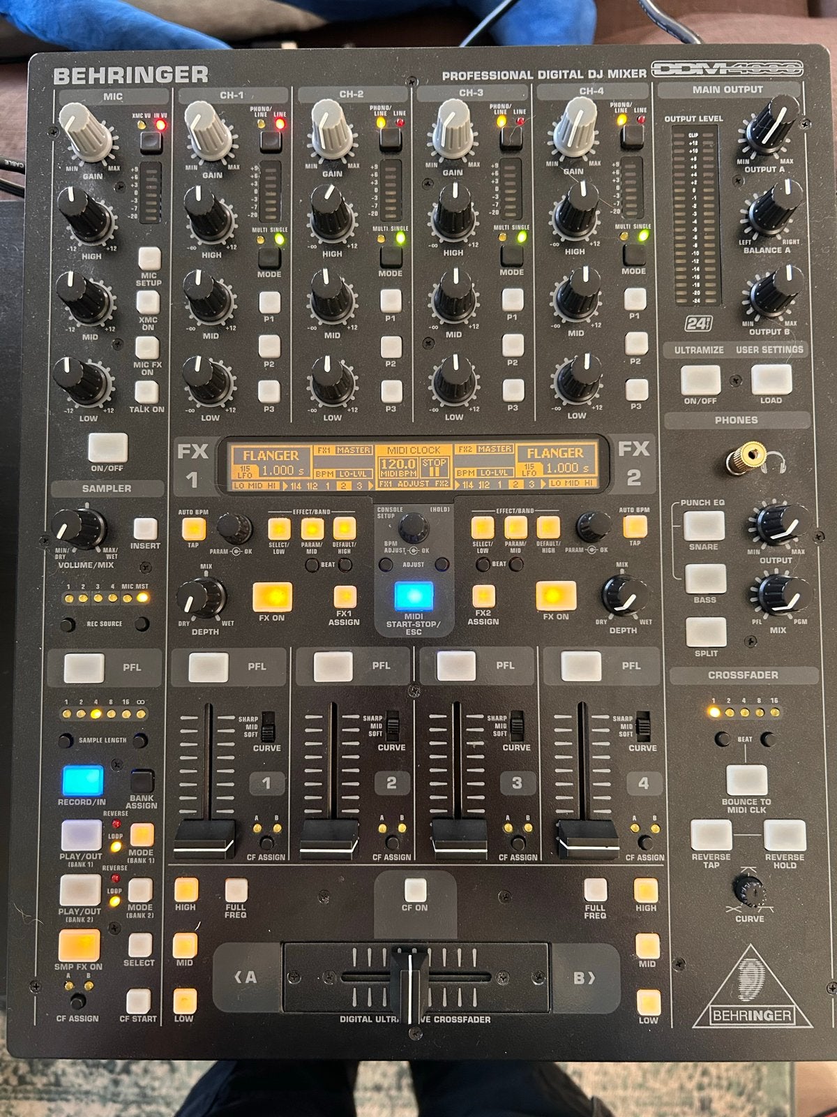 Behringer DDM4000 Digitale DJ Mixer - Zo goed als nieuw, Ophalen, Zo goed als nieuw, Dj-set, Behringer