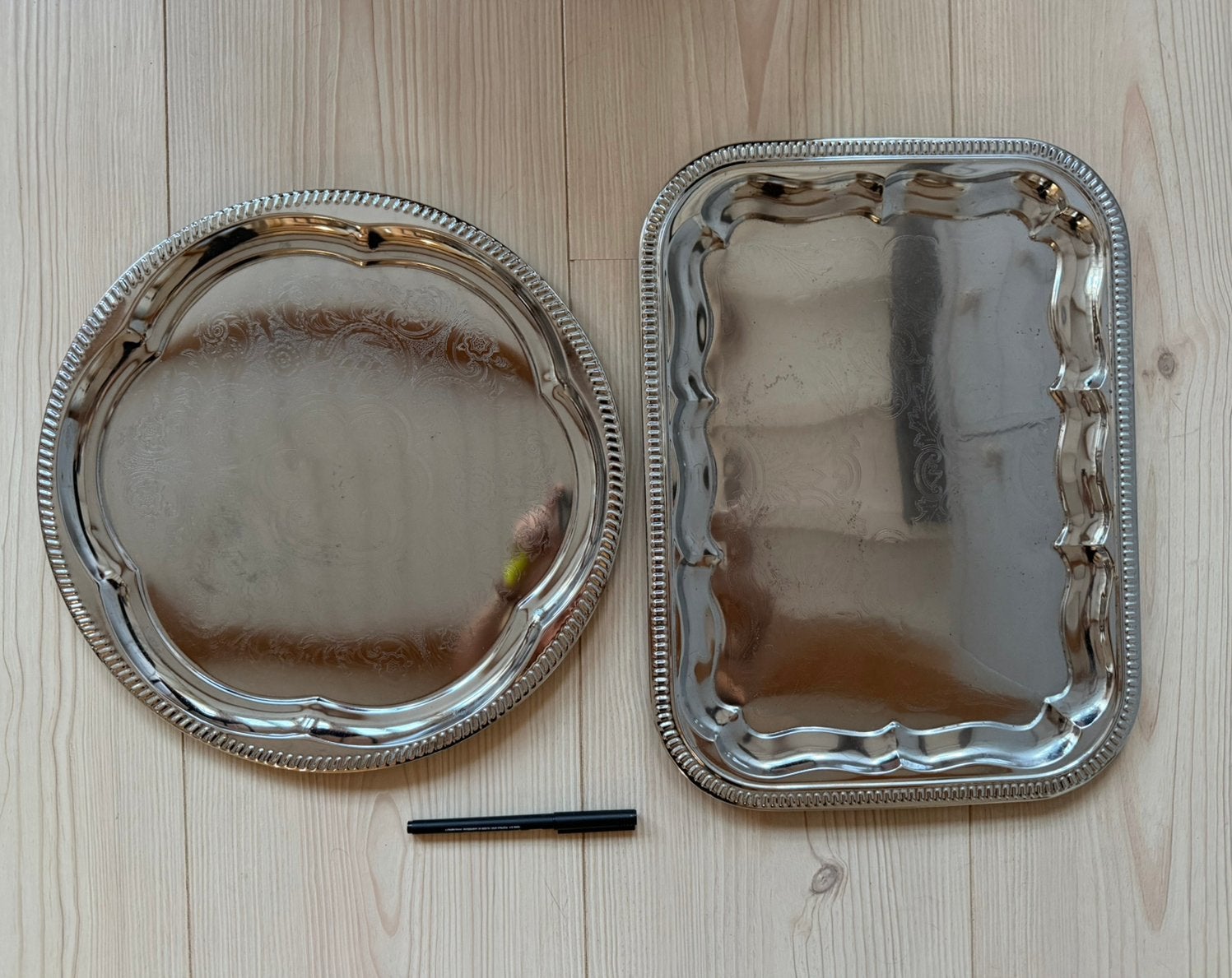 2 stijlvolle verchroomde serveerbladen / dienbladen, Ophalen, Zo goed als nieuw
