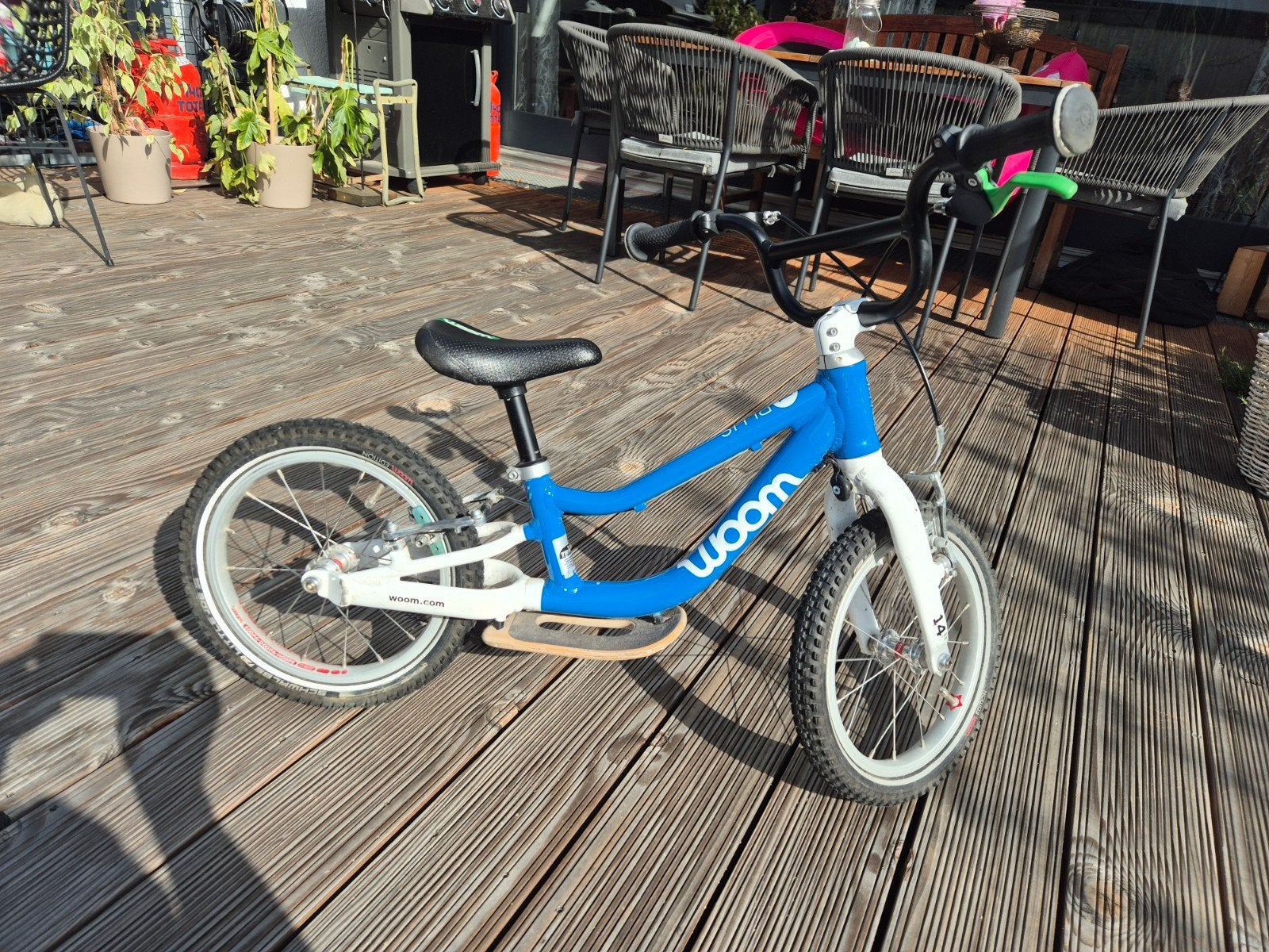 Woom 1 Plus loopfiets met voetenbankje - Zo goed als nieuw, Fietsen en Brommers, Fietsen | Kinderfietsjes, Velgrem, Ophalen of Verzenden