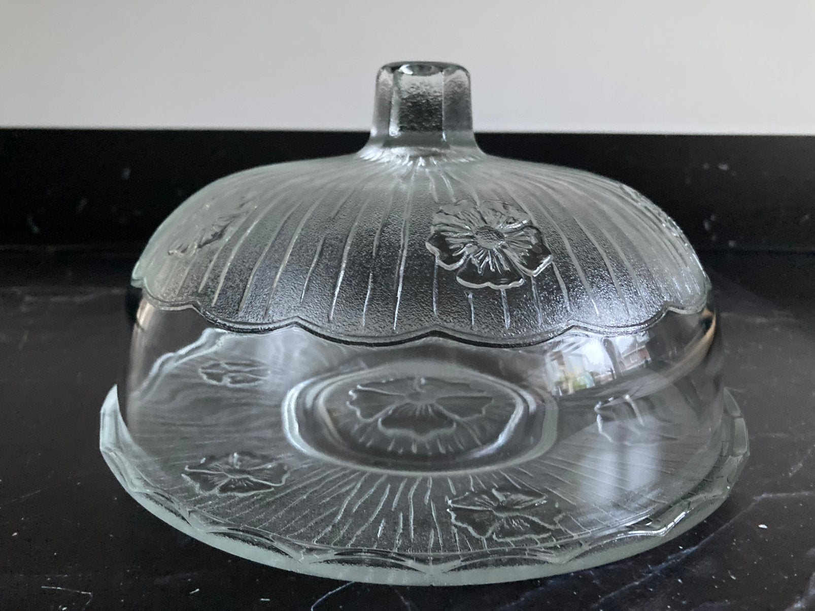 Vintage mooi bewerkte glazen stolp met schaal, Huis en Inrichting, Woonaccessoires | Stolpen, Ophalen of Verzenden