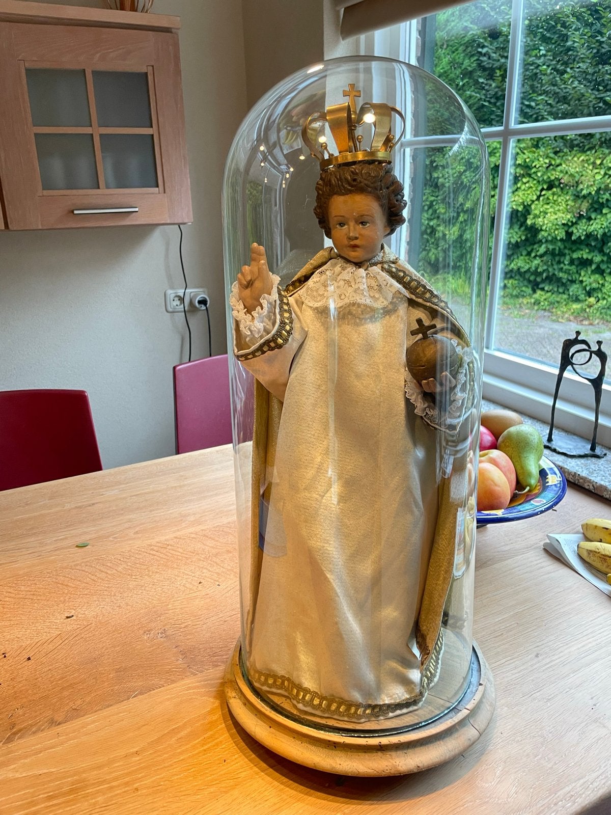 Antiek Kindje Jezus van Praag, glazen stolp, wisselkleedjes, Ophalen