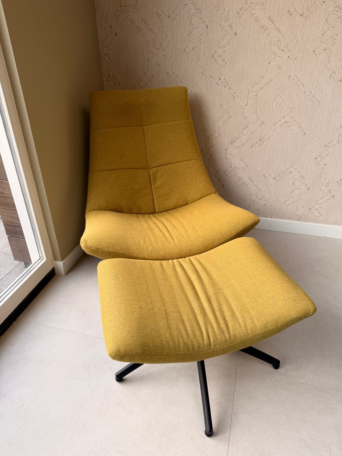Comfortabele gele fauteuil met voetenbank, Huis en Inrichting, Ophalen, 100 tot 125 cm, Zo goed als nieuw, 75 tot 100 cm