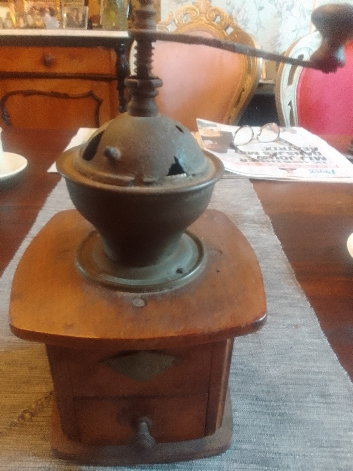 Antieke koffiemolen met houten behuizing en metalen trechter, Ophalen of Verzenden