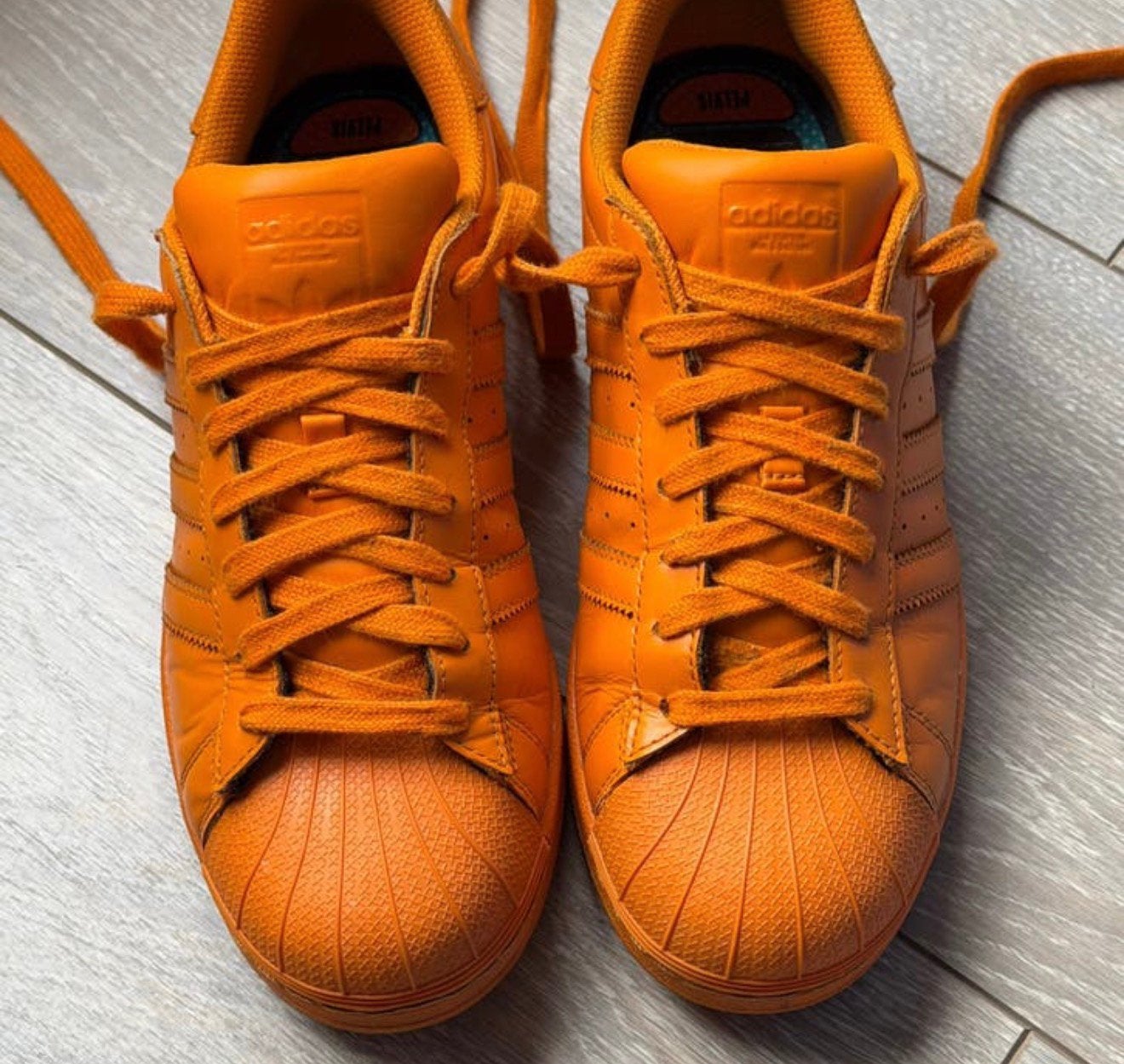 Adidas  Superstar X Pharrell Williams, 41 1/3, oranje, izgs, Maat XS of kleiner, Ophalen, Zo goed als nieuw, Schoenen